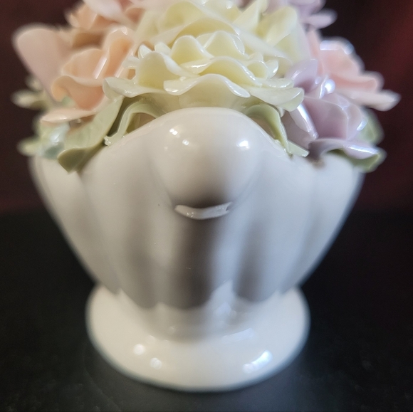 Creamware GORGEOUS FLOWER VASE, boat shaped, Full of Fine Porcelain Roses. - Picture 11 of 16